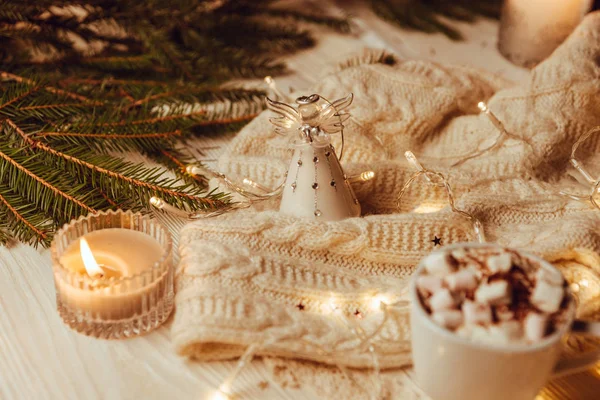 Marshmallow Ile Sıcak Kakao Fincan Bir Bokeh Noel Çam Dalları — Stok fotoğraf