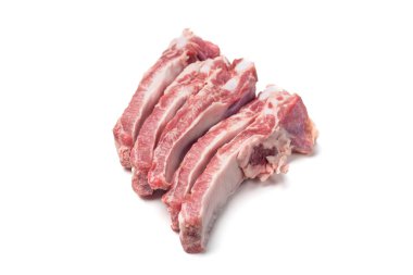 Beyaz zemin üzerine dilimler isoolated yığın lezzetli Çiğ domuz kaburga.