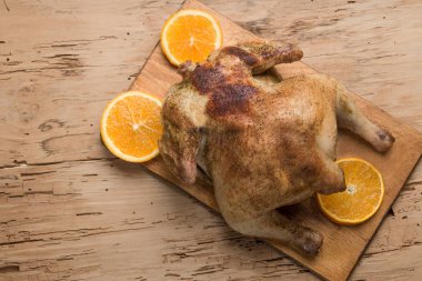 Ahşap ahşap masa, üstten görünüm tahtada alınarak portakal ile kavrulmuş tavuk