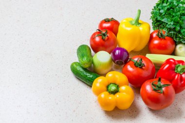 Tablo, biber, domates, fesleğen, salatalık, domates, soğan taze sebze hasat. Üstten görünüm.