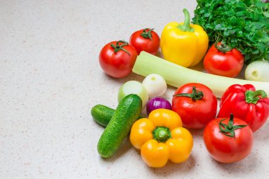 Tablo, biber, domates, fesleğen, salatalık, domates, soğan taze sebze hasatı