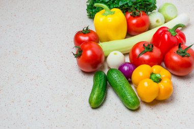 Tablo, biber, domates, fesleğen, salatalık, domates, soğan taze sebze hasatı
