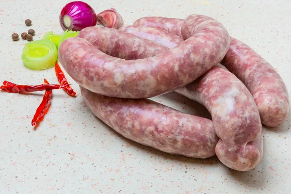 Frische Rohe Hackfleischwürste Auf Dem Tisch Mit Gewürzen Zwiebeln Pfeffer — Stockfoto