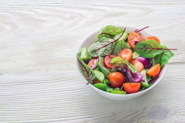 Beyaz arka plan üzerinde taze pancar (mangold) yaprak