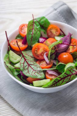 Beyaz arka plan üzerinde taze pancar (mangold) yaprak