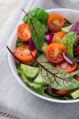 Beyaz arka plan üzerinde taze pancar (mangold) yaprak