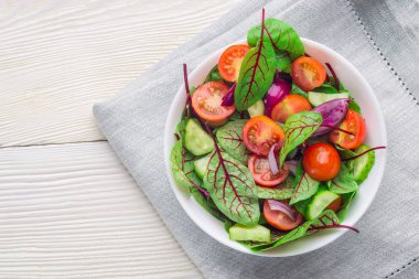 Beyaz arka plan üzerinde taze pancar (mangold) yaprak