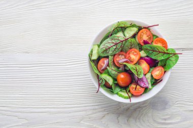 Beyaz arka plan üzerinde taze pancar (mangold) yaprak