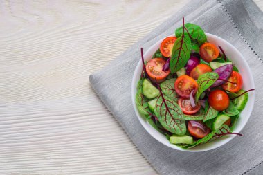 Beyaz arka plan üzerinde taze pancar (mangold) yaprak