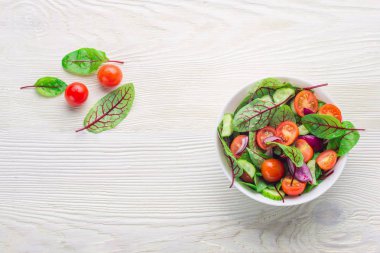 Beyaz arka plan üzerinde taze pancar (mangold) yaprak