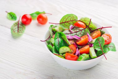 Beyaz arka plan üzerinde taze pancar (mangold) yaprak