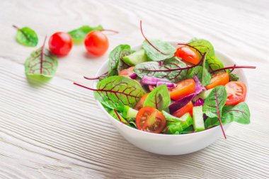 Beyaz arka plan üzerinde taze pancar (mangold) yaprak