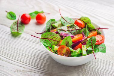 Beyaz arka plan üzerinde taze pancar (mangold) yaprak