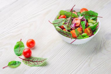 Beyaz arka plan üzerinde taze pancar (mangold) yaprak