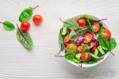 Beyaz arka plan üzerinde taze pancar (mangold) yaprak