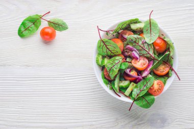 Beyaz arka plan üzerinde taze pancar (mangold) yaprak