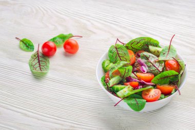 Beyaz arka plan üzerinde taze pancar (mangold) yaprak