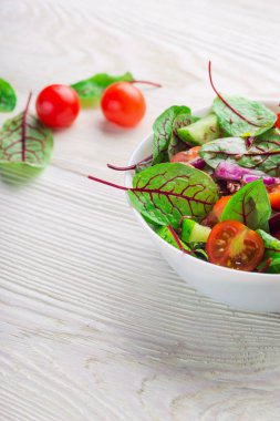 Beyaz arka plan üzerinde taze pancar (mangold) yaprak