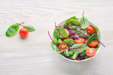 Beyaz arka plan üzerinde taze pancar (mangold) yaprak