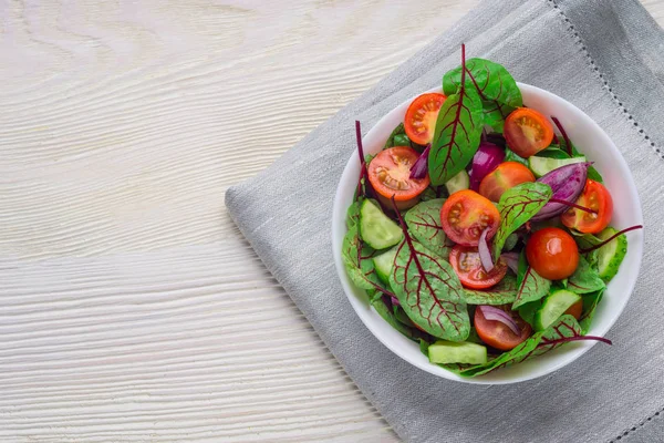 Beyaz arka plan üzerinde taze pancar (mangold) yaprak