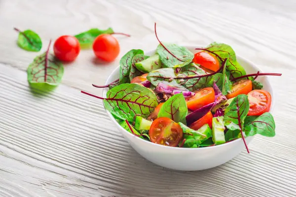 Beyaz arka plan üzerinde taze pancar (mangold) yaprak