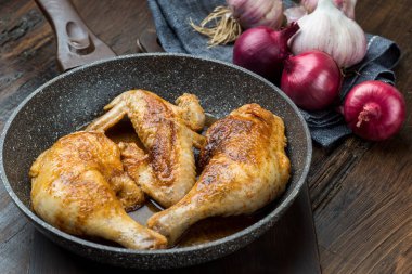 Izgara tavuk budu ve kanat ızgara makro pan. Üstten yatay görünüm