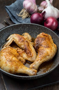 Izgara tavuk budu ve kanat ızgara makro pan. Üstten yatay görünüm