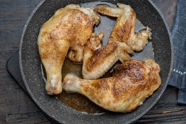 Izgara tavuk budu ve kanat ızgara makro pan. Üstten yatay görünüm