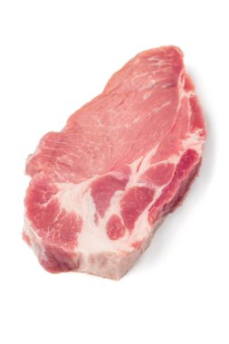 beyaz zemin üzerinde izole taze çiğ domuz pirzolası