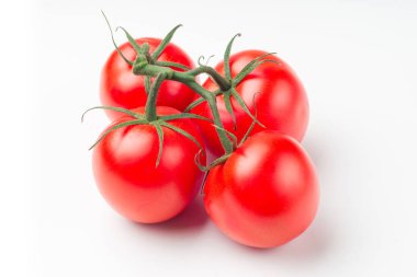 Kırmızı sulu kiraz domates yalıtımı hakkında fışkın. Beyaz arka plan üzerinde kokulu domates demet.