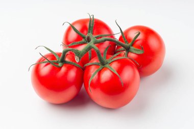 Kırmızı sulu kiraz domates yalıtımı hakkında fışkın. Beyaz arka plan üzerinde kokulu domates demet.