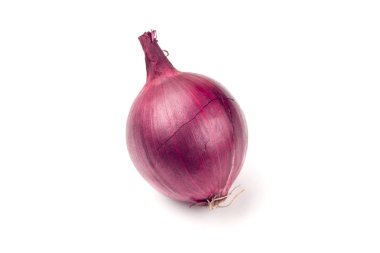 Kırpma yolu ile beyaz arka plan üzerinde izole taze mor soğan