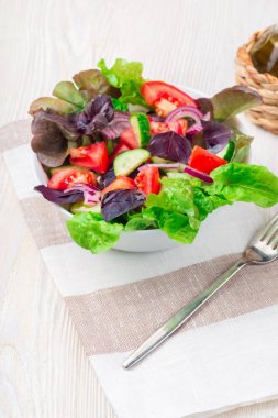 Sulu domates, yeşil ve kırmızı marul, kırmızı soğan, taze soğan salatası. Ev yapımı yemek. Sembolik görüntü. Kavramı bir lezzetli ve sağlıklı vejetaryen yemek için. Yakın çekim.