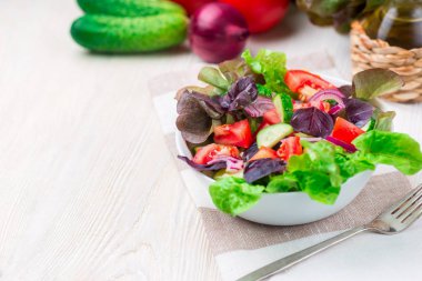 Sulu domates, yeşil ve kırmızı marul, kırmızı soğan, taze soğan salatası. Ev yapımı yemek. Sembolik görüntü. Kavramı bir lezzetli ve sağlıklı vejetaryen yemek için. Yakın çekim.