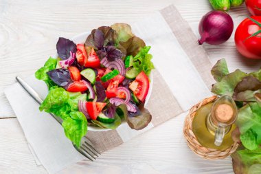 Sulu domates, yeşil ve kırmızı marul, kırmızı soğan, taze soğan salatası. Ev yapımı yemek. Sembolik görüntü. Kavramı bir lezzetli ve sağlıklı vejetaryen yemek için. Yakın çekim.