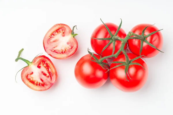 Bund Frischer Tomaten Mit Wassertropfen Isoliert Auf Weißem Hintergrund Ansicht — Stockfoto