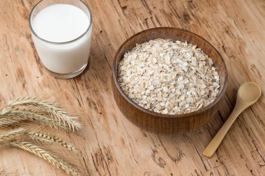 Yulaf ezmesi, yulaf ezmesi süt beyaz ahşap arka plan solgunluk camına. Yulaf lapası yulaf, granola veya müsli kullanılan. Büyük tüm pul.