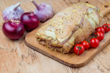 Çiğ kesik sebze ile gemide domuz omuz. Taze domuz eti ahşap kesme tahtası üzerinde.