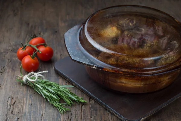 肉の新鮮な野菜の素朴な木製の背景にガラスのボウルのローズマリー煮します — ストック写真