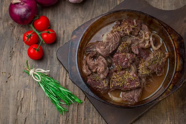 Fleischgulasch Mit Rosmarin Glasschale Auf Rustikalem Holzgrund Mit Frischem Gemüse — Stockfoto