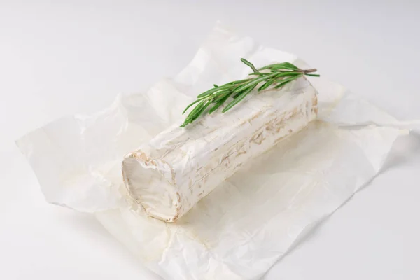 Fette Formaggio Capra Formaggio Capra Pezzo Con Rosmarino Sfondo Bianco — Foto Stock