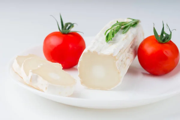 Formaggio Capra Affettato Con Pomodorini Ciliegini Foglie Rosmarino Sul Tavolo — Foto Stock