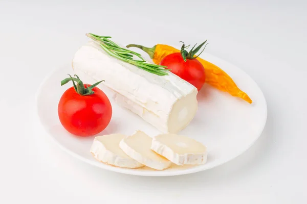 Queijo Cabra Fatiado Com Tomate Cereja Folhas Alecrim Mesa Branca — Fotografia de Stock