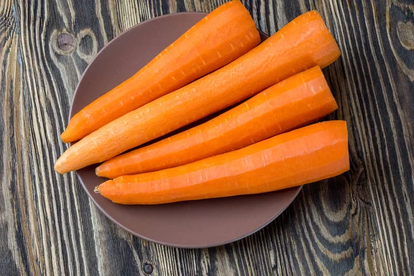 Geschälte frische Möhren auf rustikalem Holztisch — Stockfoto