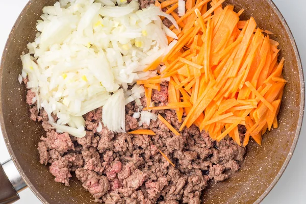 Fried the minced meat, onion and carrot on frying pan — Stock Photo, Image