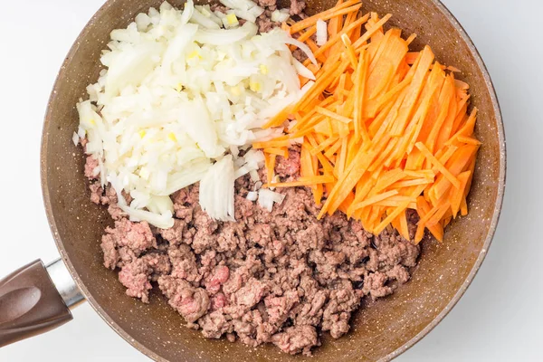 Hackfleisch, Zwiebeln und Karotten in der Pfanne anbraten — Stockfoto