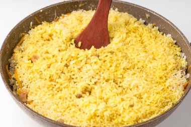 Tam beyaz sarı pirinç kıyılmış etin tavada