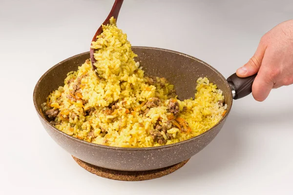 Frigideira cheia de arroz amarelo carne picada em branco — Fotografia de Stock