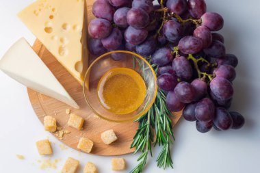 Peynir seçimi, bal ve üzüm beyaz arka plan üzerinde izole
