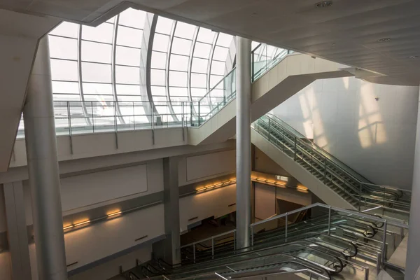 Изображение больших современных эскалаторов на 4 пути с лестницей в воздухе — стоковое фото